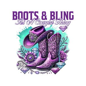 Op de afbeelding: Paarse cowboylaarzen met bloemenmotieven en een paarse cowboyhoed met strass. De tekst "Boots & Bling It's A Cowgirl Thing" staat boven de laarzen.