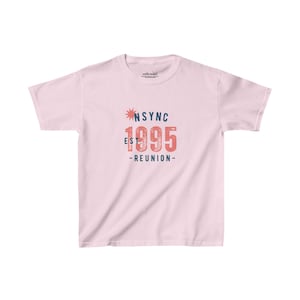 Puede incluir: Camiseta rosa con un diseño gráfico desgastado que dice "NSYNC EST 1995 -REUNION- "