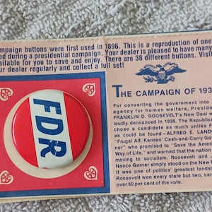 Carta da collezione per concorso a premi con riproduzione di una spilla della campagna di FDR, GUC con alcuni graffi, con possibilità di vincere premi gratta e vinci, intatta