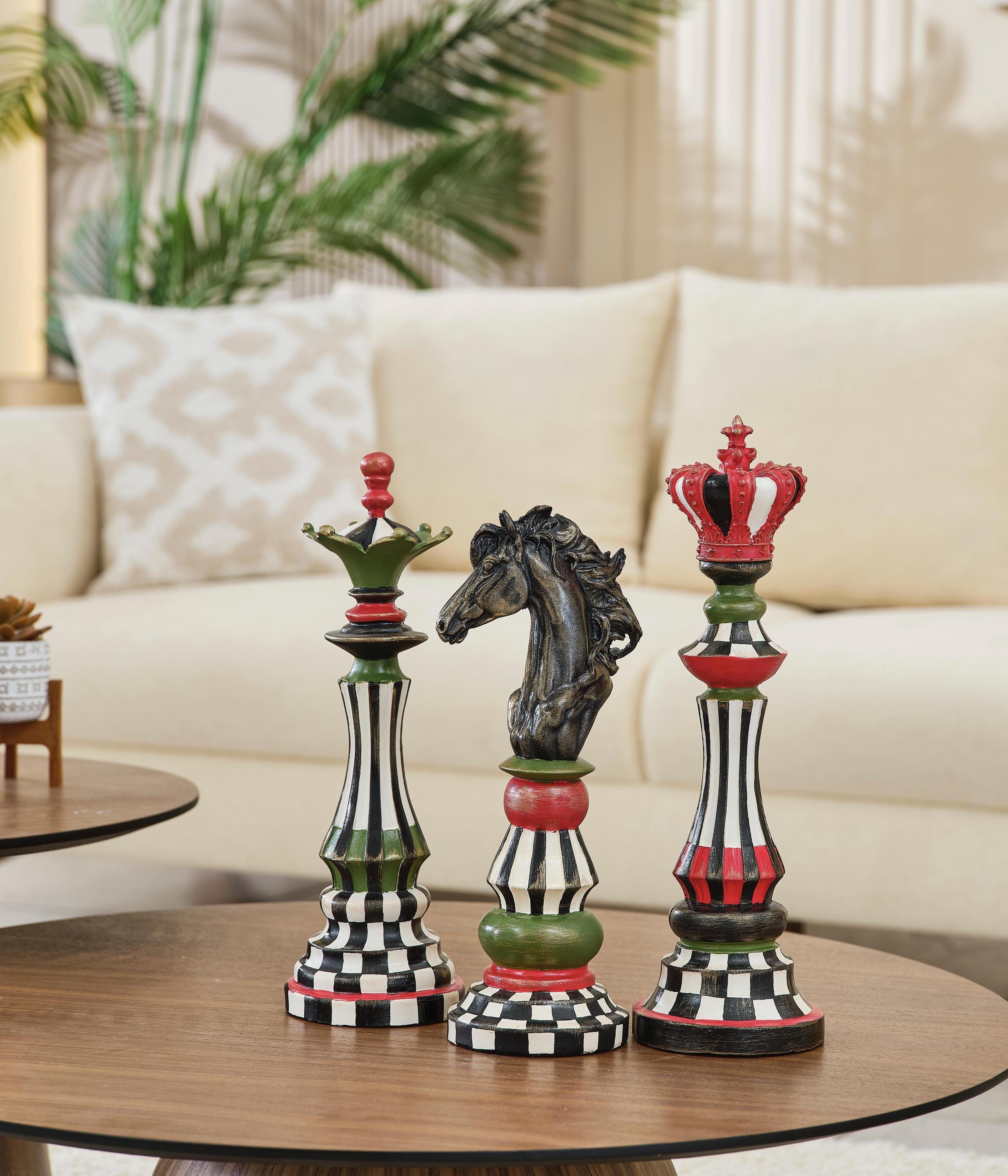 カラフルなチェスの置物セット：キング、クイーン、ナイトの像