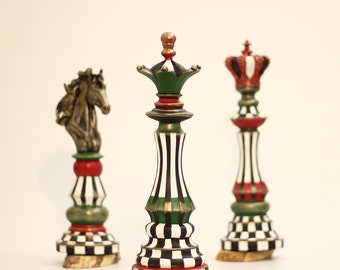 カラフルなチェスの置物セット：キング、クイーン、ナイトの像