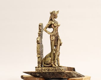 金のクレオパトラ像 - 女王にふさわしい優雅さ - 古代エジプトの室内