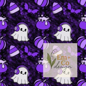 Puede incluir: Un patrón de Halloween con calabazas moradas, caramelos de maíz, murciélagos y calderos. El diseño incluye personajes de fantasmas lindos con auriculares. El fondo es un patrón texturizado de color púrpura oscuro. El texto "Em + Co design" es visible.