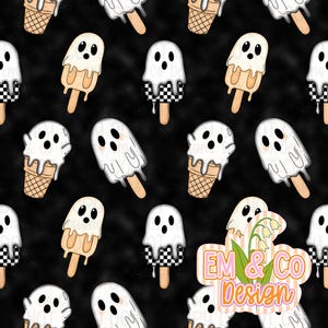 Puede incluir: Patrón repetitivo de helados con forma de fantasma y conos de helado sobre un fondo negro. Los helados fantasma blancos tienen ojos negros y están sobre palitos de madera. Algunos tienen un patrón de cuadros.
