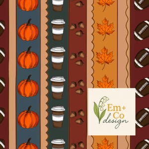 Puede incluir: Un patrón con temática otoñal con calabazas, tazas de café, bellotas, hojas de arce y balones de fútbol americano. El diseño incluye rayas verticales en varios colores, con un logotipo en la esquina inferior derecha.