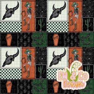 以下が含まれることがあります： ハロウィーンをテーマにした要素が繰り返されるパッチワークデザイン。カボチャを持ったガイコツのカウボーイ、雄牛の頭蓋骨、「Spooky」の文字が入った棺、サボテンなどが描かれています。オレンジ、緑、黒、白の色使いです。