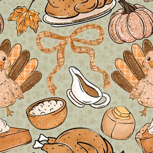 Op de afbeelding: Een naadloos patroon met Thanksgiving-thema illustraties op een licht saliegroene achtergrond. Het ontwerp bevat gebraden kalkoenen, oranje pompoenen, esdoornbladeren, een sauskom, een kom met aardappelpuree en een geruit lint.