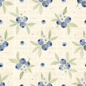 Puede incluir: Un patrón repetitivo sobre un fondo crema que presenta ilustraciones en acuarela de racimos de arándanos azul oscuro, pequeñas flores blancas y hojas verde pálido, intercaladas con pequeños puntos azules en el diseño.