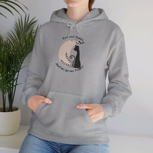 Op de afbeelding: Grijs hoodie met een zwart kat silhouet op een halve maan met de tekst "Boil and Bubble, Shall We Get into Trouble?"