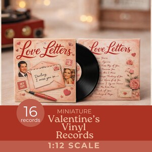 Puede incluir: Miniaturas de discos de vinilo de San Valentín, escala 1:12. La portada del álbum dice "Love Letters" con imágenes vintage y el texto "Darling, I miss you so..." También se ven un bolígrafo rojo y 16 discos.