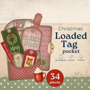 Op de afbeelding: Een kerst-geladen tag-pocket met 34 stuks. De pocket bevat diverse ephemera tags en kaarten met feestelijke ontwerpen, waaronder kransen, ruitpatronen en de woorden "Merry Christmas" en "Plaid Merry". Een rode mok warme chocolademelk is ook afgebeeld.