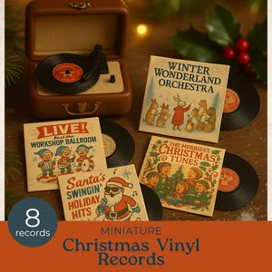 Könnte beinhalten: Miniatur-Weihnachts-Vinylplatten mit Albumcovern mit festlichen Themen und einem kleinen Plattenspieler. Die Albumcover zeigen Titel wie "Winter Wonderland Orchestra" und "The Merriest Christmas Tunes". Das Set enthält 8 Schallplatten.