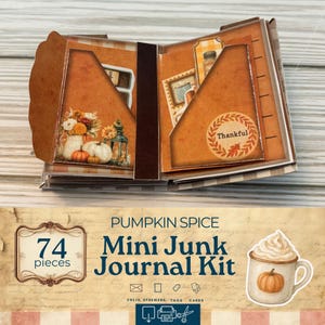Puede incluir: Un kit de mini diario "Pumpkin Spice" con 74 piezas. El diario presenta páginas naranjas y marrones con ilustraciones temáticas de otoño, incluyendo calabazas, flores y la palabra "Thankful". También se muestra una taza decorativa con una calabaza.