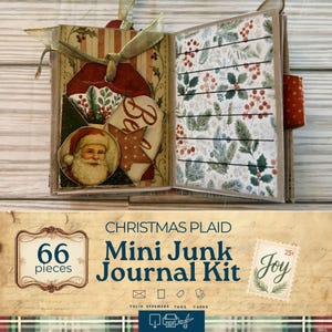 Op de afbeelding: Een mini-junk journal kit met een kerstthema. Het open journal toont pagina's met hulst en dennentakken. De omslag toont een afbeelding van de kerstman en een ster. De kit bevat 66 onderdelen en de woorden "Christmas Plaid Mini Junk Journal Kit".
