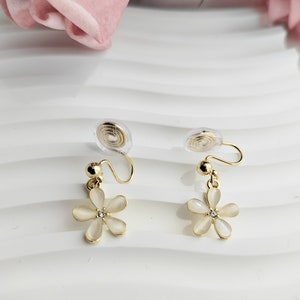Weiße Blumen Ohrclips: Schmerzfreie Spirale, keine Ohrlöcher