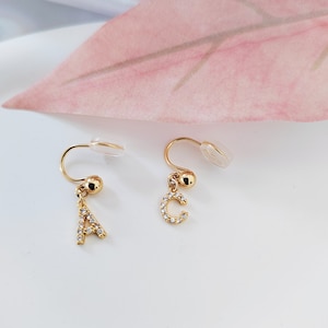 Boucles d'oreilles à clip invisible dorées personnalisées pour femmes, lettre du nom de l'initiale, clip sur les boucles d'oreilles, oreilles non percées, cadeau pour elle | 1 pièce