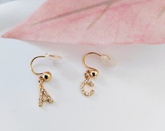 Boucles d'oreilles à clip invisible dorées personnalisées pour femmes, lettre du nom de l'initiale, clip sur les boucles d'oreilles, oreilles non percées, cadeau pour elle | 1 pièce