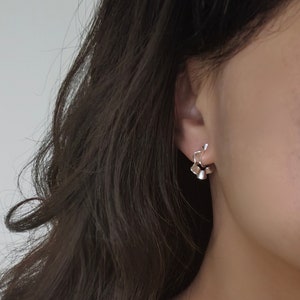 Boucles d'oreilles à clip minimalistes en argent brillant Nouveau design de clips d'oreilles en silicone invisibles et sans douleur Oreilles non percées, cadeau pour elle image 2