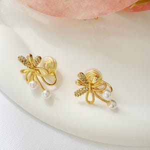 Orecchini a clip con fiocco in oro e perle: orecchini delicati non forati, comfort in silicone senza dolore