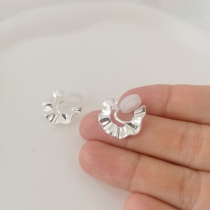 Boucles d'oreilles à clip minimalistes en argent brillant Nouveau design de clips d'oreilles en silicone invisibles et sans douleur Oreilles non percées, cadeau pour elle image 6