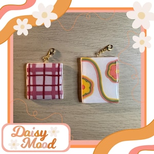 Handgefertigte Retro Ästhetik Schlüsselanhänger | Schachbrett & Blumenmuster | Niedlicher Taschenanhänger