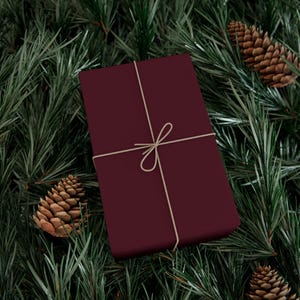 Papier cadeau bordeaux uni, Papier cadeau mat, Papier cadeau écologique, Papier cadeau des fêtes uni, Papier cadeau foncé, Papier kraft uni, Emballage de mariage