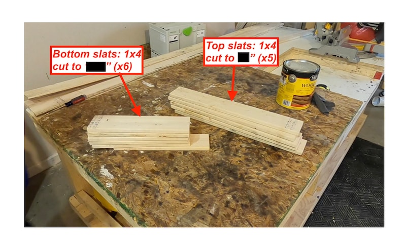 Op de afbeelding: Een werkbank met twee stapels houten latten. De bovenste latten zijn 1x4 gezaagd op " (x5). De onderste latten zijn 1x4 gezaagd op " (x6). Een blik houtbeits staat op de werkbank.
