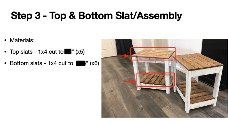 Op de afbeelding: Twee wit geverfde houten bijzettafels met een bovenste en onderste plank. De bovenste plank is gemaakt van vijf 1x4 inch houten latten en de onderste plank van zes 1x4 inch houten latten. De tafels staan op een houten vloer.