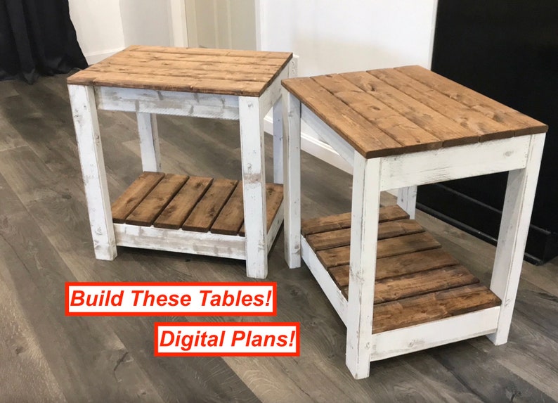 Op de afbeelding: Twee wit geschilderde houten bijzettafels met bruine houten bladen en planken. De tafels hebben een verweerde uitstraling en zijn gemaakt van gerecycled hout. De tekst "Build These Tables! Digital Plans!" is zichtbaar in de afbeelding.