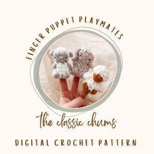 Könnte beinhalten: Drei handgefertigte Fingerpuppen aus Häkelarbeit in Form von Schafen. Die Puppen sind in Weiß-, Grau- und Brauntönen gehalten. Das Bild enthält den Text "FINGER PUPPET PLAYMATES", "the classic chums" und "DIGITAL CROCHET PATTERN".