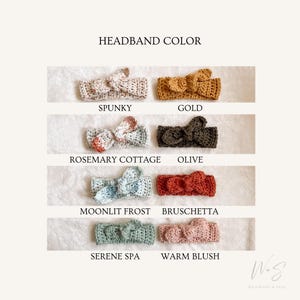 Op de afbeelding: Een selectie van tien gehaakte hoofdbanden in verschillende kleuren, waaronder Spunky, Gold, Rosemary Cottage, Olive, Moonlit Frost, Bruschetta, Serene Spa en Warm Blush. De hoofdbanden zijn gerangschikt in vier rijen van twee, met de kleurennamen onder elke hoofdband.