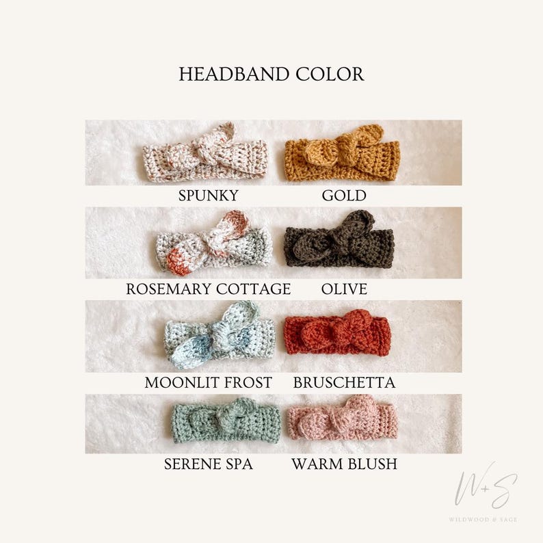 Op de afbeelding: Een selectie van tien gehaakte hoofdbanden in verschillende kleuren, waaronder Spunky, Gold, Rosemary Cottage, Olive, Moonlit Frost, Bruschetta, Serene Spa en Warm Blush. De hoofdbanden zijn gerangschikt in vier rijen van twee, met de kleurennamen onder elke hoofdband.