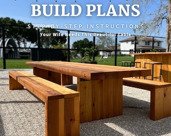 Könnte beinhalten: Holz-Tisch- und Bank-Set für den Außenbereich. Der Tisch ist rechteckig mit einer dicken Platte und wird von Blockbeinen getragen. Die Bänke sind ebenfalls aus Holz. Der Text "BUILD PLANS" und "STEP-BY-STEP INSTRUCTIONS" ist sichtbar.