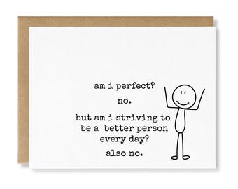 Könnte beinhalten: Eine weiße Grußkarte mit braunem Umschlag, die eine schwarze Strichmännchen-Zeichnung mit erhobenen Armen und den Text zeigt: am i perfect? no. but am i striving to be a better person every day? also no. Der Text ist in einer Schreibmaschinenschrift.
