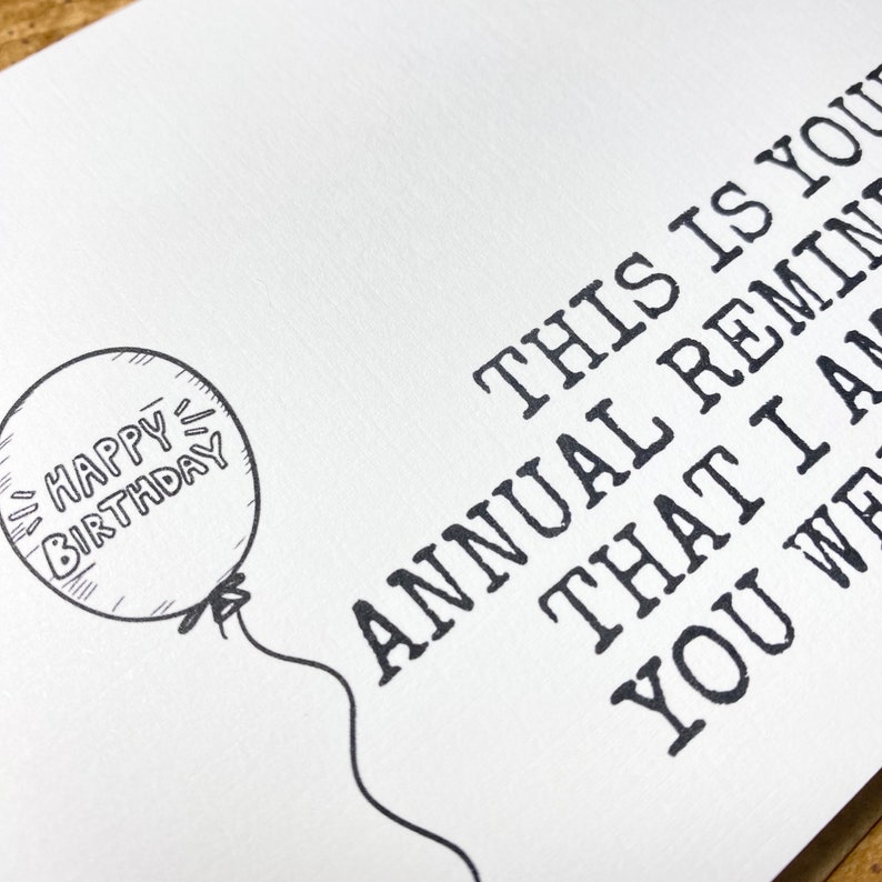 K&ouml;nnte beinhalten: Eine schwarz-wei&szlig;e Gru&szlig;karte mit einer einfachen Zeichnung eines Ballons, auf dem "Happy Birthday" steht. Der Text auf der Karte lautet "Dies ist deine j&auml;hrliche Erinnerung, dass ich du bin, du warst ich".