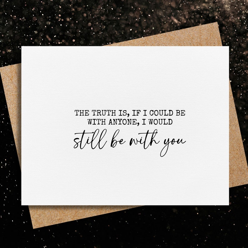 以下が含まれることがあります： 白いカードに黒い文字で「THE TRUTH IS, IF I COULD BE WITH ANYONE, I WOULD still be with you」と書かれています。