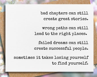 Può includere: Un biglietto bianco con testo nero che recita "bad chapters can still create great stories. wrong paths can still lead to the right places. failed dreams can still create successful people. sometimes it takes losing yourself to find yourself."
