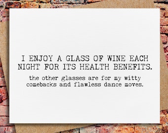 Peut inclure: Une carte blanche avec du texte noir qui dit "J'aime un verre de vin chaque soir pour ses bienfaits pour la santé. Les autres verres sont pour mes répliques spirituelles et mes mouvements de danse impeccables."
