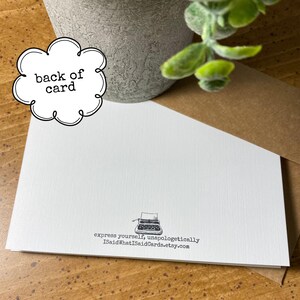 K&ouml;nnte beinhalten: Die R&uuml;ckseite einer wei&szlig;en Gru&szlig;karte mit einer Schwarzwei&szlig;illustration einer Schreibmaschine. Der Text auf der Karte lautet "Dr&uuml;cke dich aus, ohne dich zu entschuldigen" und "ISaidWhatISaidCards.etsy.com".