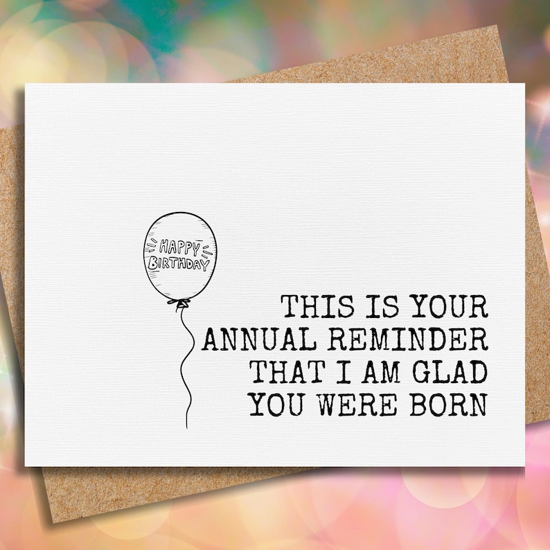 K&ouml;nnte beinhalten: Eine wei&szlig;e Karte mit einer Schwarzwei&szlig;illustration eines Ballons mit dem Text "Happy Birthday" darauf. Die Karte tr&auml;gt den Text "Dies ist deine j&auml;hrliche Erinnerung, dass ich froh bin, dass du geboren wurdest."