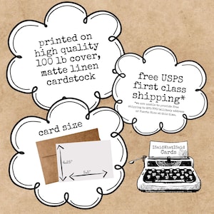 K&ouml;nnte beinhalten: Eine wei&szlig;e Karte mit einem braunen Umschlag, die 10,8 cm x 14 cm misst, wird gezeigt. Der Text auf dem Bild lautet "printed on high quality 100 lb cover, matte linen cardstock." Eine alte Schreibmaschine ist ebenfalls abgebildet.