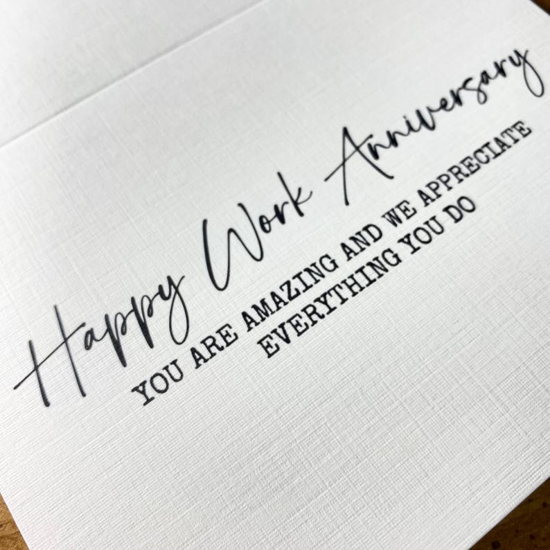 以下が含まれることがあります： 白いカードに黒い文字で「Happy Work Anniversary. You are amazing and we appreciate everything you do.」と書かれています。