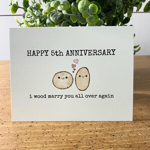 Emily Happy Anniversary Karte – Holz-Optik, 5. Jahrestag, „I Wood Marry You Again“