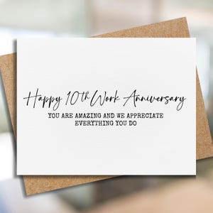 以下が含まれることがあります： 「Happy 10th Work Anniversary. You are amazing and we appreciate everything you do.」と書かれた白いカード