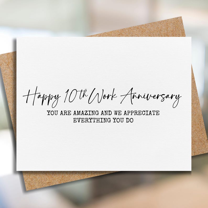 以下が含まれることがあります： 「Happy 10th Work Anniversary. You are amazing and we appreciate everything you do.」と書かれた白いカード