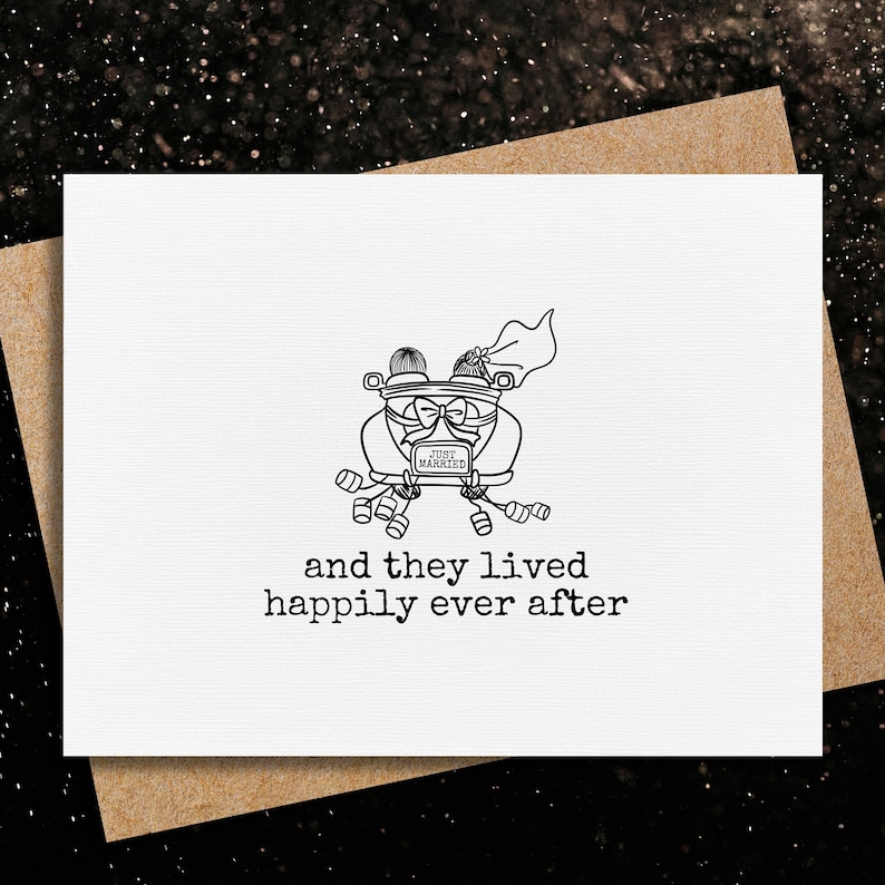 K&ouml;nnte beinhalten: Eine Schwarzwei&szlig;illustration eines Hochzeitsautos mit einem Schild "Just Married" und einem Br&auml;utigam und einer Braut darin. Der Text unter dem Auto lautet "und sie lebten gl&uuml;cklich bis ans Ende ihrer Tage".