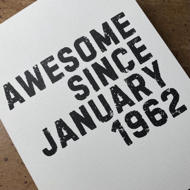 以下が含まれることがあります： 「Awesome since January 1962」という黒い文字が書かれた白いカードです。