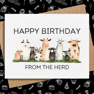 K&ouml;nnte beinhalten: Eine wei&szlig;e Karte mit dem Text "Happy Birthday from the Herd" in schwarzen Buchstaben. Die Karte zeigt eine Aquarell-Illustration einer Gruppe von K&uuml;hen und Schafen.