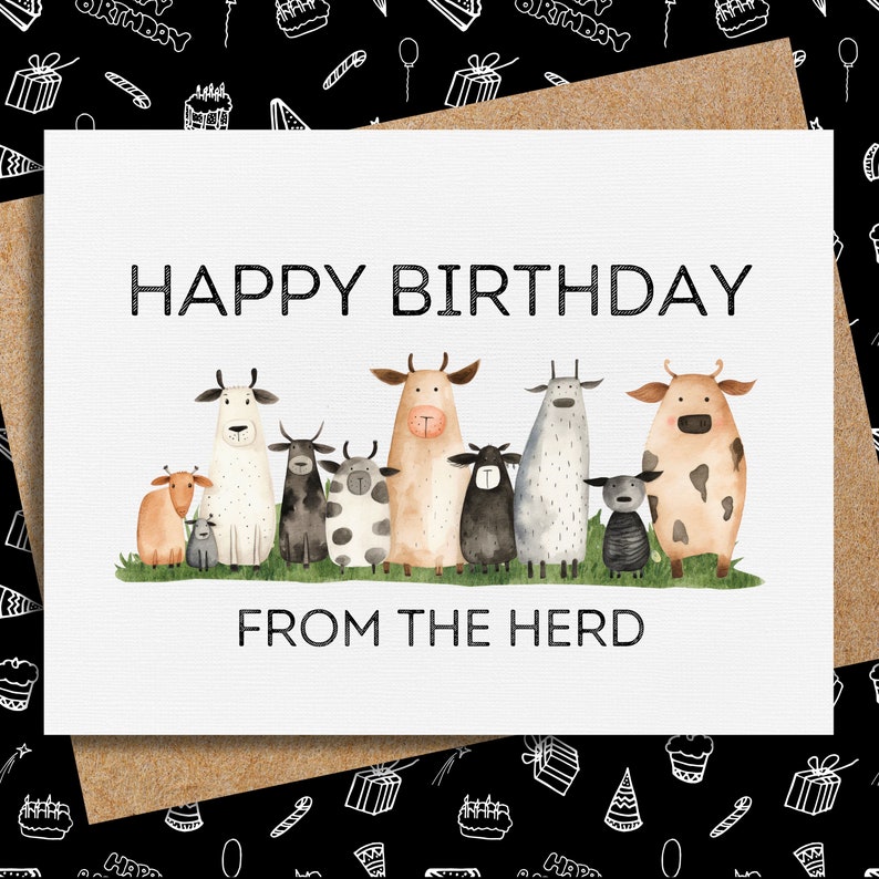 K&ouml;nnte beinhalten: Eine wei&szlig;e Karte mit dem Text "Happy Birthday from the Herd" in schwarzen Buchstaben. Die Karte zeigt eine Aquarell-Illustration einer Gruppe von K&uuml;hen und Schafen.