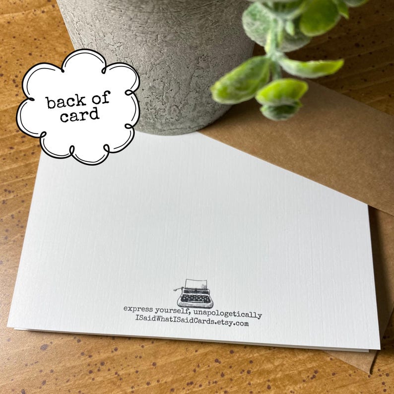 Puede incluir: La parte posterior de una tarjeta de felicitaci&oacute;n blanca con una ilustraci&oacute;n en blanco y negro de una m&aacute;quina de escribir. El texto de la tarjeta dice "expr&eacute;sate, sin disculparte" y "ISaidWhatISaidCards.etsy.com".